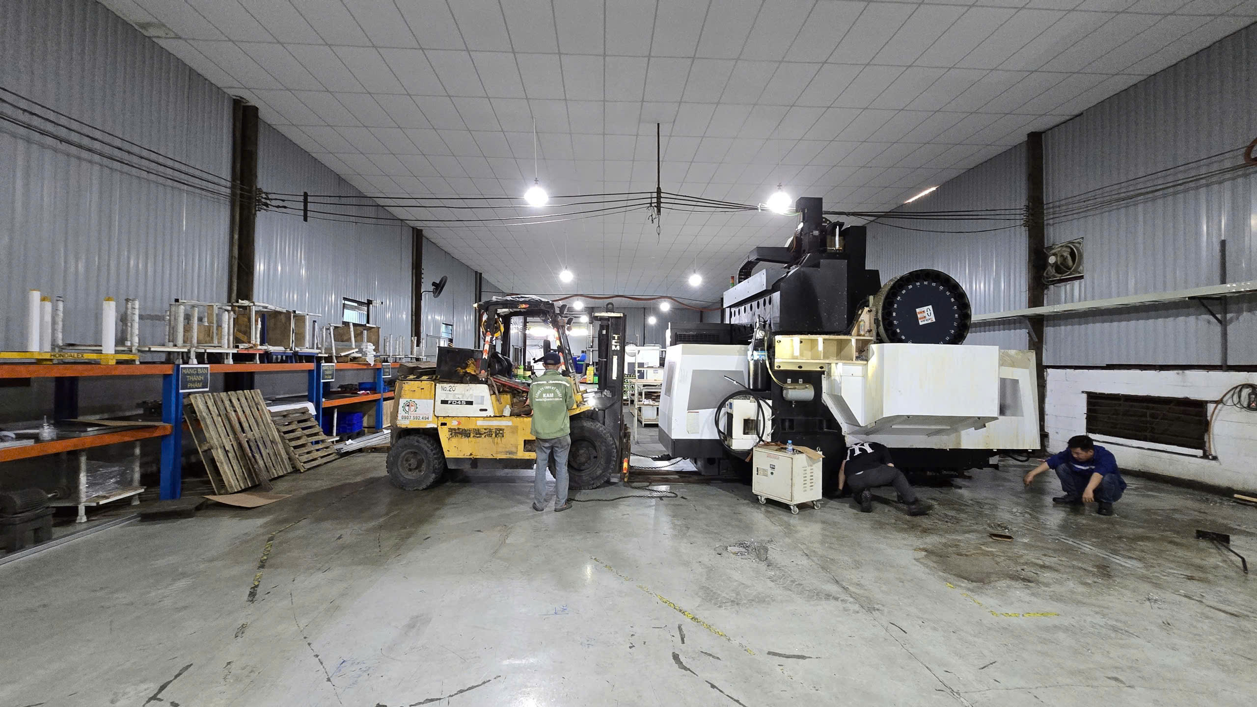 Dịch Vụ Cho Thuê Xe Cẩu, Xe Nâng Tốt Nhất!Công Ty Vận Tải Nâng Cẩu Mạnh Hùng được thành lập từ 2013, qua nhiều năm phát triển mạnh mẽ, chúng tôi tự hào là một trong những nhà cung cấp dịch vụ cho thuê xe nâng, xe cẩu chất lượng cao, phục vụ hàng trăm khách hàng trên toàn quốc. Lĩnh vực kinh doanh của chúng tôi: – Cho thuê xe nâng – Cho thuê xe cẩu – Cho thuê cầu trục – Bốc xếp hàng hóa – Dịch vụ vận tải: Vận chuyển máy móc công nghiệp, di dời lắp đặt máy móc, vận tải hàng hóa, di dời kho bãi,.. Thị trường hoạt động: Bình Dương, Đồng Nai, Long An, Tây Ninh, Bà Rịa Vũng Tàu, Bình Phước, Thành phố Hồ Chí Minh,… Lý do quý khách nên lựa chọn Nâng Cẩu Mạnh Hùng: ✔ Dàn xe chuyên nghiệp, hiện đại, chịu được tải trọng lên đến 50 tấn ✔ Nhập khẩu chính hãng từ Nhật Bản như Mitsubishi, TCM, Komatsu,.. ✔ Lái xe nâng có kinh nghiệm, điều khiển cẩn thận, đảm bảo an toàn ✔ Thời gian thuê linh hoạt: Dài ngày – Ngắn ngày tùy theo nhu cầu ✔ Giá cả cạnh tranh, giúp bạn tối ưu chi phí ✔ Luôn sẵn sàng điều xe 24/24, nhanh chóng có mặt vào bất cứ lúc nào. Hoạt động với phương châm “AN TOÀN – CHUYÊN NGHIỆP – UY TÍN”, Xe Nâng Mạnh Hùng luôn nỗ lực nâng cao chất lượng dịch vụ của mình hơn nữa để đáp ứng những yêu cầu ngày càng khắt khe của thị trường. Bạn cần thuê xe cẩu, xe nâng với mức chi phí tốt? Hãy liên hệ tới Mạnh Hùng bởi chúng tôi là đơn vị có 20 năm kinh nghiệm cho thuê xe cẩu, xe nâng chính hãng. Đảm bảo thời gian thuê linh hoạt cùng mức giá cạnh tranh...Hotline : 0907592494, Website : https://xenanghangbinhduong.com