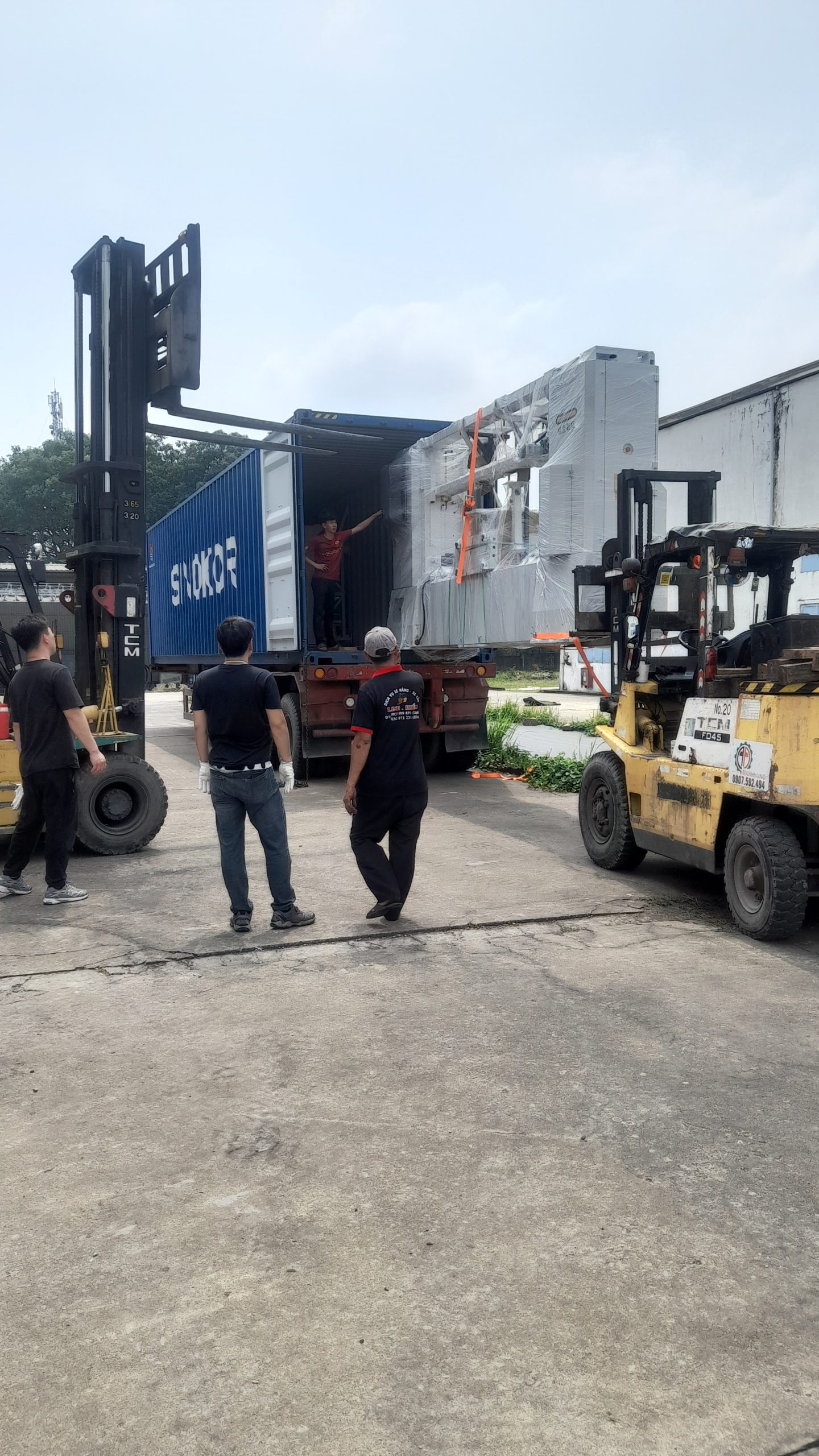 Cho Thuê Xe Nâng Bình Dương Uy Tín – Nâng Cẩu Mạnh Hùng Dịch vụ cho thuê xe nâng Bình Dương giá tốt – chuyên nghiệp Bạn đang cần thuê xe nâng tại Bình Dương để nâng hạ hàng hóa, di dời máy móc hoặc lắp đặt thiết bị công nghiệp? Nâng Cẩu Mạnh Hùng là đơn vị chuyên cung cấp dịch vụ cho thuê xe nâng Bình Dương uy tín, nhanh chóng và an toàn, phục vụ các doanh nghiệp, nhà máy, kho xưởng và khu công nghiệp. Với nhiều năm kinh nghiệm trong lĩnh vực nâng hạ và di dời máy móc, chúng tôi luôn mang đến giải pháp hiệu quả giúp khách hàng tiết kiệm thời gian và chi phí. Dịch vụ của Nâng Cẩu Mạnh Hùng Chúng tôi cung cấp đa dạng dịch vụ phục vụ cho các nhà máy và doanh nghiệp: Cho thuê xe nâng hàng Xe nâng các loại tải trọng Xe nâng phục vụ kho xưởng, nhà máy Nâng hạ hàng hóa và thiết bị nặng Cho thuê xe cẩu tự hành Cẩu máy móc công nghiệp Cẩu hàng hóa nặng Lắp đặt thiết bị sản xuất Di dời máy móc công nghiệp Di dời máy CNC Di dời dây chuyền sản xuất Di dời thiết bị công nghiệp nặng Di dời kho xưởng – nhà máy Di dời toàn bộ nhà xưởng Di dời kho hàng Lắp đặt lại thiết bị tại địa điểm mới Đóng gói và vận chuyển máy móc Đóng gói thiết bị công nghiệp Vận chuyển máy móc nặng Vận chuyển hàng hóa cồng kềnh Khu vực cho thuê xe nâng Dịch vụ xe nâng Mạnh Hùng phục vụ nhanh chóng tại: Bình Dương TP Hồ Chí Minh Đồng Nai Bình Phước Tây Ninh Long An Vũng Tàu Đặc biệt phục vụ các khu công nghiệp lớn tại miền Nam như: VSIP, Sóng Thần, Mỹ Phước, Nam Tân Uyên, Amata, Biên Hòa… Vì sao nên chọn Nâng Cẩu Mạnh Hùng? ✔ Đội ngũ nhiều kinh nghiệm trong nâng hạ máy móc ✔ Xe nâng – xe cẩu đầy đủ tải trọng ✔ Thi công nhanh chóng và an toàn ✔ Giá thuê cạnh tranh ✔ Phục vụ 24/7 khi khách hàng cần Chúng tôi luôn đặt an toàn – uy tín – chất lượng lên hàng đầu trong mọi công trình. Liên hệ thuê xe nâng Bình Dương Nếu bạn đang cần thuê xe nâng hoặc xe cẩu để di dời máy móc, hãy liên hệ ngay với chúng tôi để được tư vấn nhanh nhất. 📞 Hotline: 0937691063 🌐 Website: xenanghangbinhduong.com Nâng Cẩu Mạnh Hùng – Chuyên cho thuê xe nâng, xe cẩu và di dời máy móc công nghiệp tại Bình Dương và các tỉnh miền Nam.