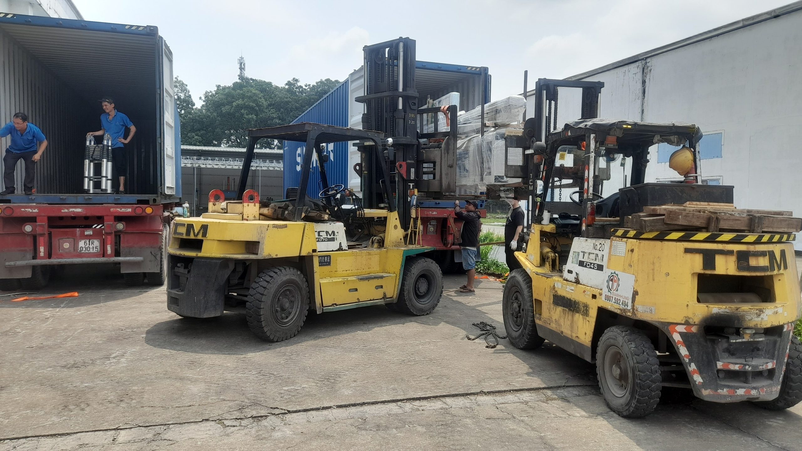 Cho Thuê Xe Nâng Bình Dương Uy Tín – Nâng Cẩu Mạnh Hùng Dịch vụ cho thuê xe nâng Bình Dương giá tốt – chuyên nghiệp Bạn đang cần thuê xe nâng tại Bình Dương để nâng hạ hàng hóa, di dời máy móc hoặc lắp đặt thiết bị công nghiệp? Nâng Cẩu Mạnh Hùng là đơn vị chuyên cung cấp dịch vụ cho thuê xe nâng Bình Dương uy tín, nhanh chóng và an toàn, phục vụ các doanh nghiệp, nhà máy, kho xưởng và khu công nghiệp. Với nhiều năm kinh nghiệm trong lĩnh vực nâng hạ và di dời máy móc, chúng tôi luôn mang đến giải pháp hiệu quả giúp khách hàng tiết kiệm thời gian và chi phí. Dịch vụ của Nâng Cẩu Mạnh Hùng Chúng tôi cung cấp đa dạng dịch vụ phục vụ cho các nhà máy và doanh nghiệp: Cho thuê xe nâng hàng Xe nâng các loại tải trọng Xe nâng phục vụ kho xưởng, nhà máy Nâng hạ hàng hóa và thiết bị nặng Cho thuê xe cẩu tự hành Cẩu máy móc công nghiệp Cẩu hàng hóa nặng Lắp đặt thiết bị sản xuất Di dời máy móc công nghiệp Di dời máy CNC Di dời dây chuyền sản xuất Di dời thiết bị công nghiệp nặng Di dời kho xưởng – nhà máy Di dời toàn bộ nhà xưởng Di dời kho hàng Lắp đặt lại thiết bị tại địa điểm mới Đóng gói và vận chuyển máy móc Đóng gói thiết bị công nghiệp Vận chuyển máy móc nặng Vận chuyển hàng hóa cồng kềnh Khu vực cho thuê xe nâng Dịch vụ xe nâng Mạnh Hùng phục vụ nhanh chóng tại: Bình Dương TP Hồ Chí Minh Đồng Nai Bình Phước Tây Ninh Long An Vũng Tàu Đặc biệt phục vụ các khu công nghiệp lớn tại miền Nam như: VSIP, Sóng Thần, Mỹ Phước, Nam Tân Uyên, Amata, Biên Hòa… Vì sao nên chọn Nâng Cẩu Mạnh Hùng? ✔ Đội ngũ nhiều kinh nghiệm trong nâng hạ máy móc ✔ Xe nâng – xe cẩu đầy đủ tải trọng ✔ Thi công nhanh chóng và an toàn ✔ Giá thuê cạnh tranh ✔ Phục vụ 24/7 khi khách hàng cần Chúng tôi luôn đặt an toàn – uy tín – chất lượng lên hàng đầu trong mọi công trình. Liên hệ thuê xe nâng Bình Dương Nếu bạn đang cần thuê xe nâng hoặc xe cẩu để di dời máy móc, hãy liên hệ ngay với chúng tôi để được tư vấn nhanh nhất. 📞 Hotline: 0937691063 🌐 Website: xenanghangbinhduong.com Nâng Cẩu Mạnh Hùng – Chuyên cho thuê xe nâng, xe cẩu và di dời máy móc công nghiệp tại Bình Dương và các tỉnh miền Nam.