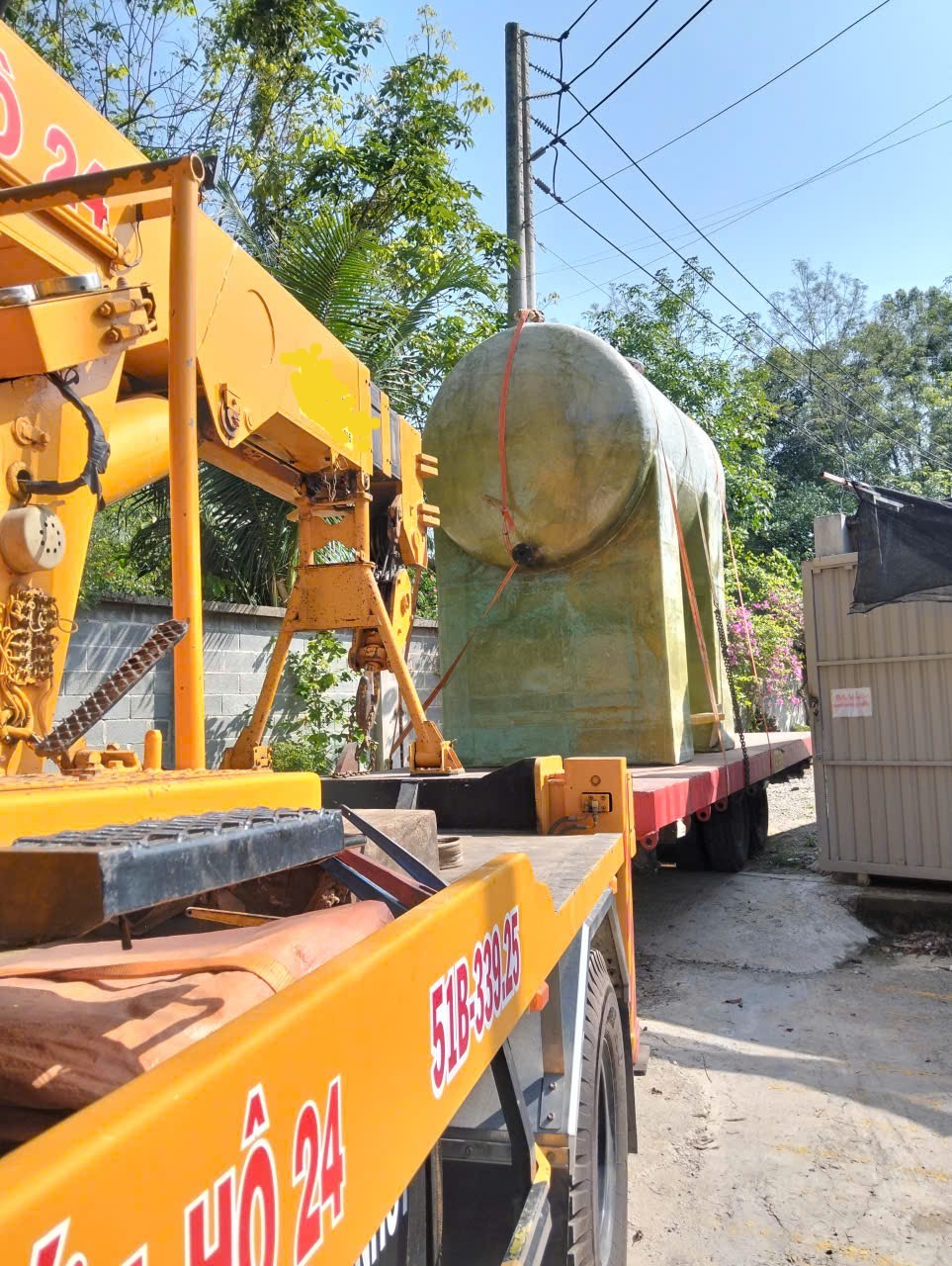 Cho Thuê Xe Nâng Bình Dương Giá Rẻ – Uy Tín Dịch vụ cho thuê xe nâng Bình Dương chuyên nghiệp Nhu cầu cho thuê xe nâng Bình Dương ngày càng tăng cao tại các khu công nghiệp, nhà máy và kho xưởng. Việc sử dụng xe nâng giúp doanh nghiệp tiết kiệm nhân công, nâng hạ hàng hóa nhanh chóng và an toàn. Nâng Cẩu Mạnh Hùng là đơn vị chuyên cung cấp dịch vụ cho thuê xe nâng tại Bình Dương với nhiều loại xe nâng hiện đại, đáp ứng mọi nhu cầu nâng hạ hàng hóa và máy móc. Dịch vụ chính Cho thuê xe nâng hàng Cho thuê xe cẩu tự hành Nâng hạ hàng hóa nặng Di dời máy móc công nghiệp Di dời nhà xưởng Khu vực phục vụ Bình Dương – TP.HCM – Đồng Nai – Bình Phước – Tây Ninh – Long An – Vũng Tàu. 📞 Hotline: 0937 691 063